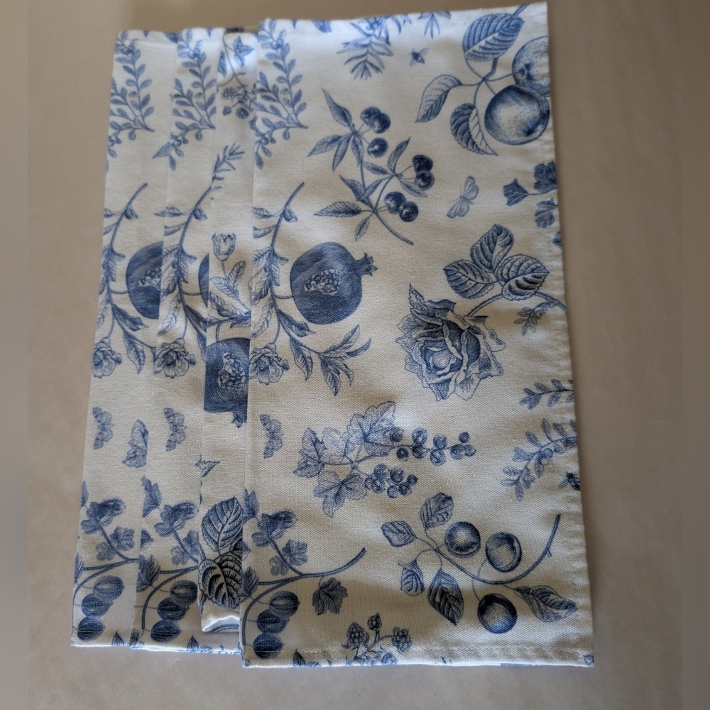 Set Of 4 Blue And White Cloth Napkins With Fruit And Floral Pattern